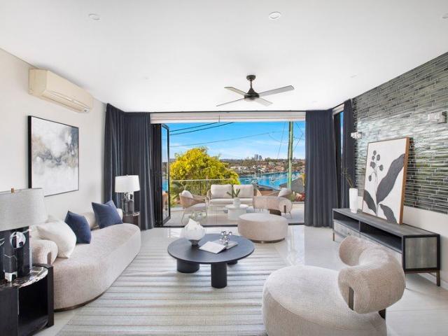 A Superb Bayside Rental of Contemporary Style & Space