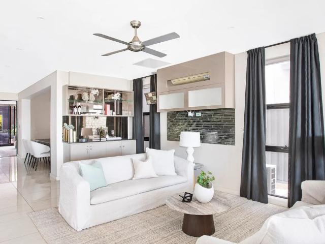 A Superb Bayside Rental of Contemporary Style & Space