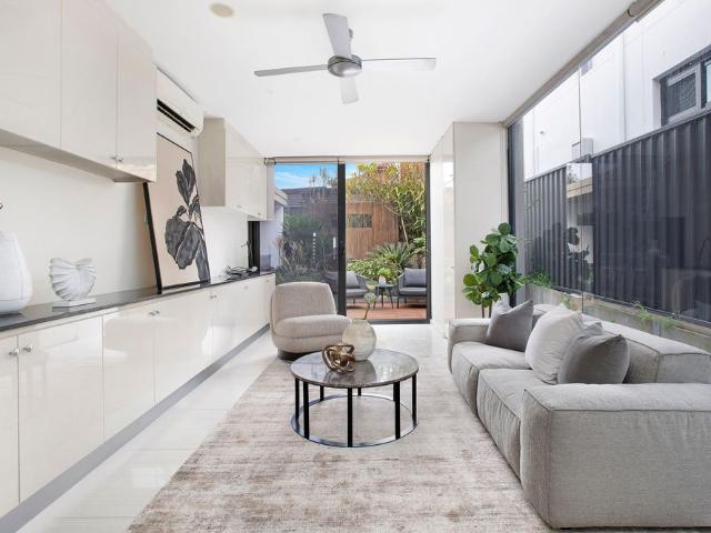 A Superb Bayside Rental of Contemporary Style & Space