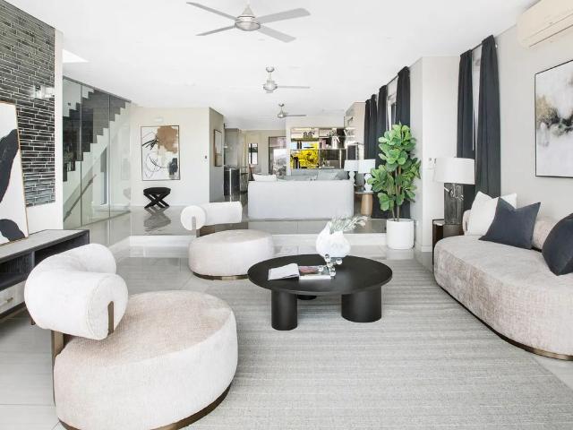 A Superb Bayside Rental of Contemporary Style & Space
