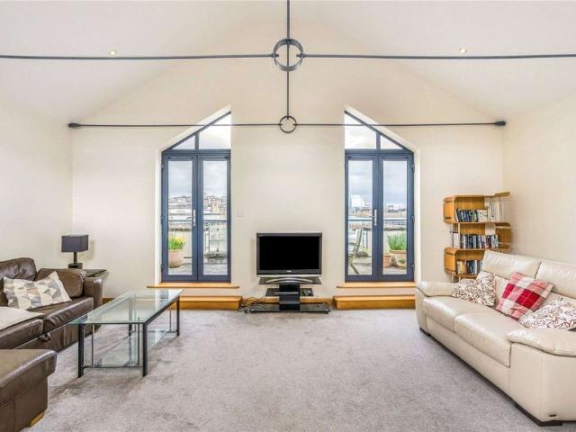 A superb duplex apartment with large terrace and panoramic harbourside views