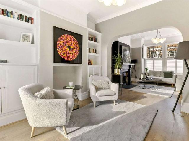 A superb five bedroom terraced home close to Clapham Common. PLEASE NOTE THE LANDLORD CAN ONLY ACCEPT FOUR SHARERS