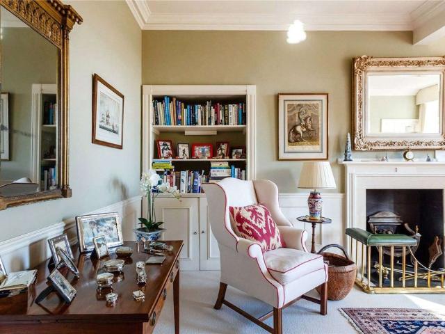 A superb lateral apartment spanning the second floor of this majestic Grade I listed building, set in one of Bath’s most desirable areas