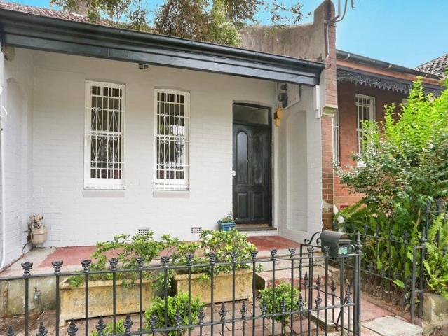 A superb location between Queens Park and Bondi Junction's retail hub promises a perfect setting for relaxed park side living