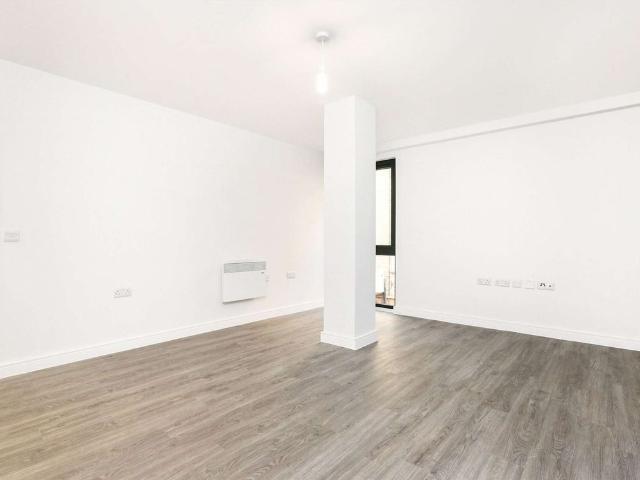 A superb one double bedroom apartment in the ever popular Milliners development. Ideal for a couple or a single professional