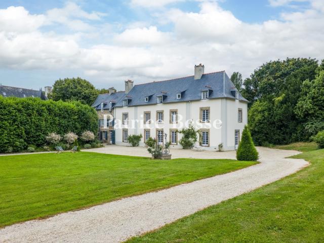 À Saint Malo, proche des bords de Rance, un manoir des 17e e. 484m² Saint Malo