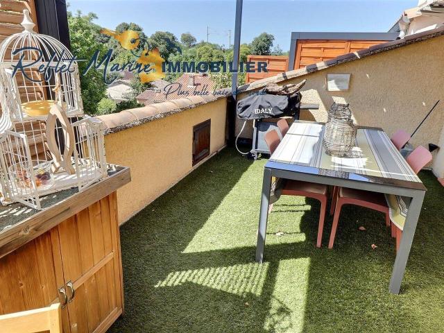 A SAINT CYR SUR MER BEAU T2 meublé avec terrasse de 21 m2 dernie