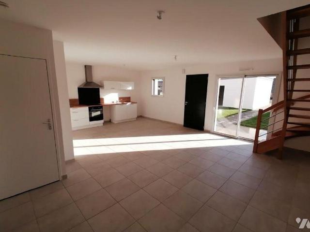 A SAINT ERBLON A LOUER MAISON FONCTIONNELLE DE TYPE 5 pour 89,83m² habitables mitoyenne des d.