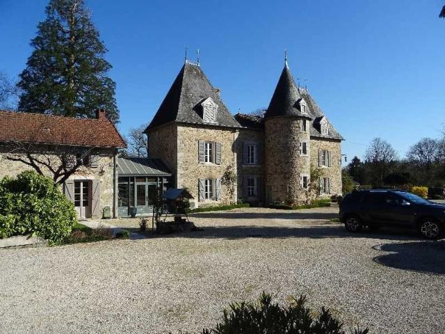 SECTEUR SAINT HILAIRE LES PLACES PROCHE DE NEXON EN HAUTE VIENNE MAGNIFIQUE MANOIR DU 17EME DE 280 M² HABITABLES SUR 17862 M² DE TERRAIN AVEC UN ETANG DE 6000 M² ET PISCINE