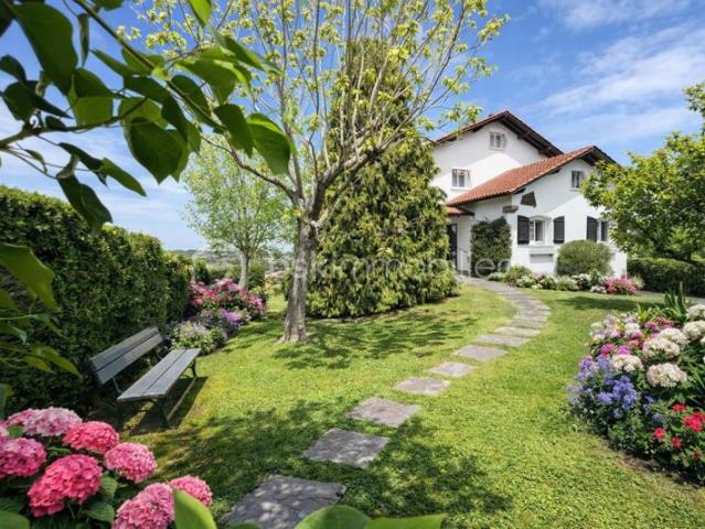 A Saint Jean de Luz, Maison 5 ch + T3 et terrain 1700 m2 divisible vue océan et montagnes