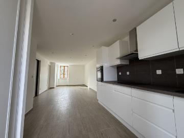 Appartement lumineux 2 chambres avec balcon dans un secteur calme et recherché entièrement rénové