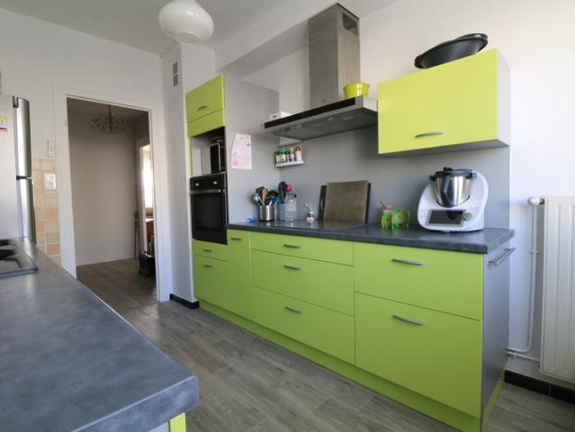 À SAISIR À CHALON SUR SAÔNE 71 – BEL APPARTEMENT DE 100.83 m² AVEC 2 BALCONS, GARAGE, PARKING ET CAVE !