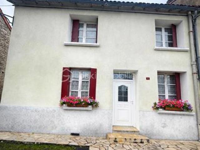 ? À SAISIR ! Ensemble immobilier avec maison + grange/garage + ancienne maison à rénover – Aunac sur Charente 16460
