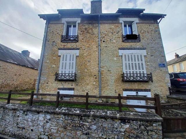 / A SAISIR Maison de village Planches 5 pièce s 95 m2