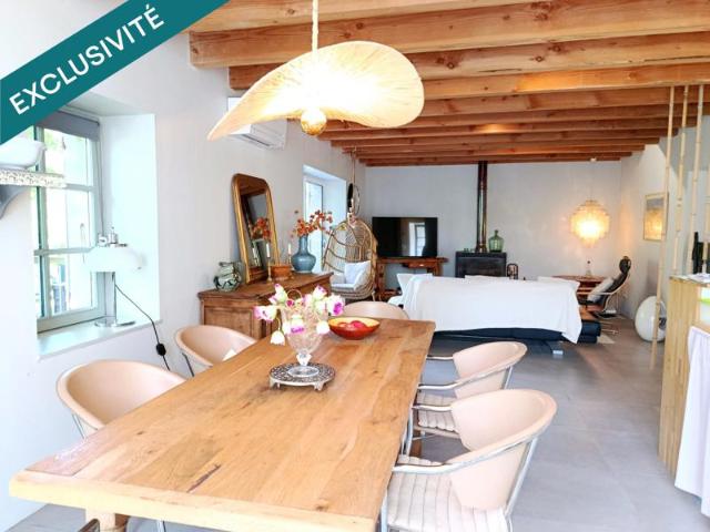 A SAISIR Maison en pierre entièrement renové au bord de rivière privative
