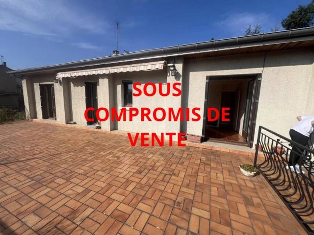 A saisir Maison individuelle avec grande surface de terrain et nombreux garages sur la commune de Saint Jean Bonnefonds