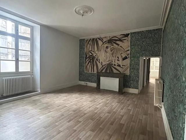 À SAISIR – SUPERBE APPARTEMENT 4 PIÈCES ET UNE COUR