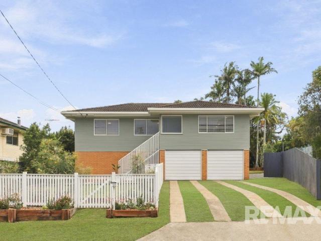 A Sanctuary of Coastal Calm with Dual Living Potential
