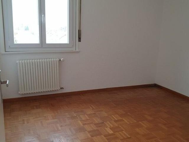 A sasir! Ideally located in the city center of Conthey!