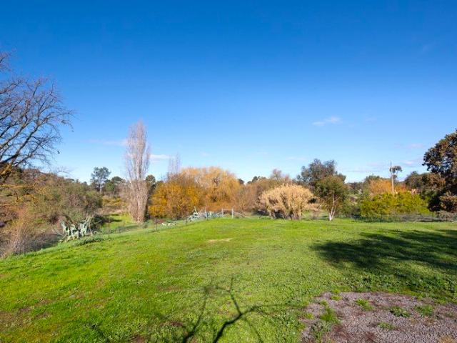 A scenic setting to create something of your own on 911m2