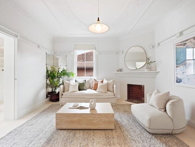 A Semi Like Art Deco Apartment