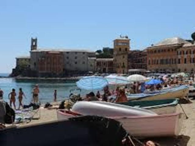 A Sestri Levante in centro storico, zona pedonale a 2 passi dalla baia del silenzio cediamo grazioso locale con cucinotto e saletta interna dove gustare aperitivi, ottimi cocktail e piattini sfiziosi, apertura serale per scelta, per motivi personale il pr