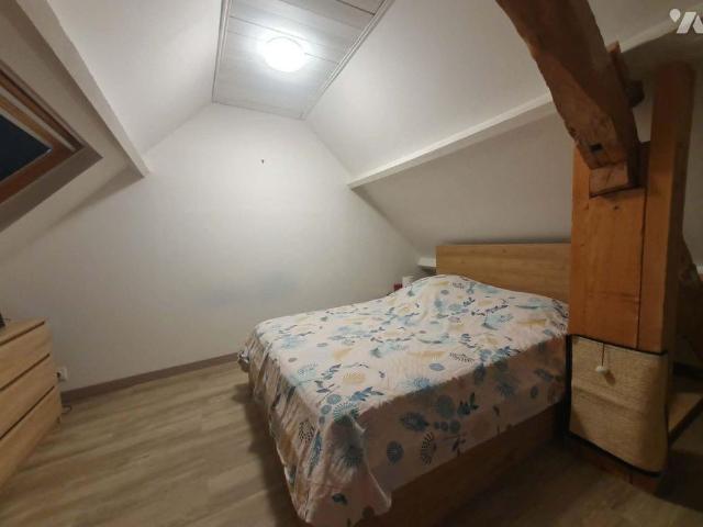 A seulement 5 Kms de FALAISE 14700, découvrez cette maison ancienne à louer. Agencée sur 3 ni.