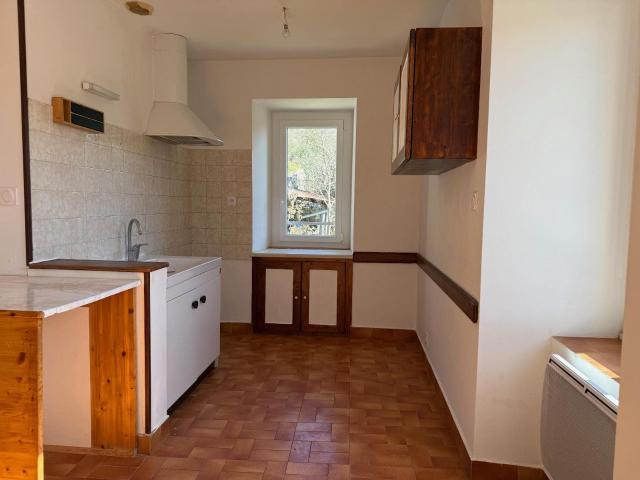 À seulement 10 minutes d'AUBENAS, sur la commune prisée de V. 86m² Vogüé