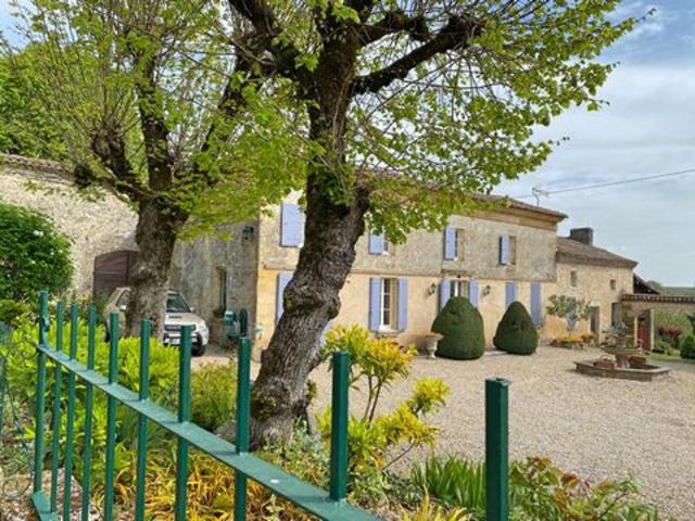 À seulement 11km de Saint Émilion et 4km de toutes