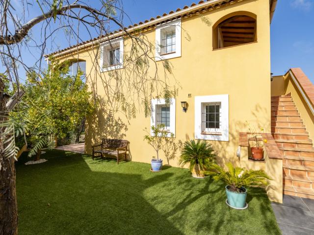 À seulement 1,9 km du port du Brusc, cette villa climatisée. 140m² Six Fours les Plages