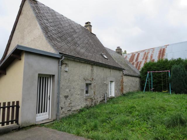 A seulement 30 minutes de Clermont Ferrand, une maison de pays idéale en résidence secondaire pour les amoureux des grands espaces !