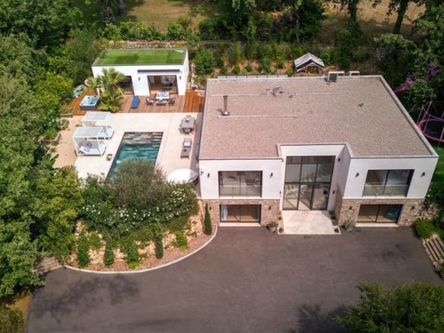 À seulement trois kilomètres de Valbonne, à proximité de la. 270m² Opio