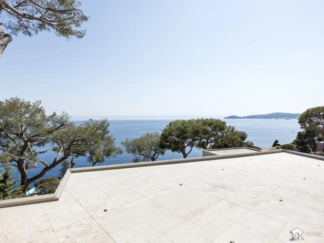 À seulement quelques minutes de Monaco, au cœur du très rech. 200m² Eze