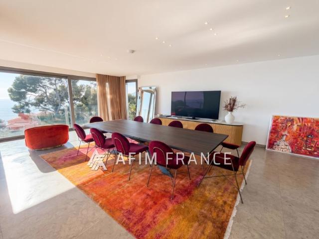 À seulement quelques pas de la plage, cette magnifique Villa b