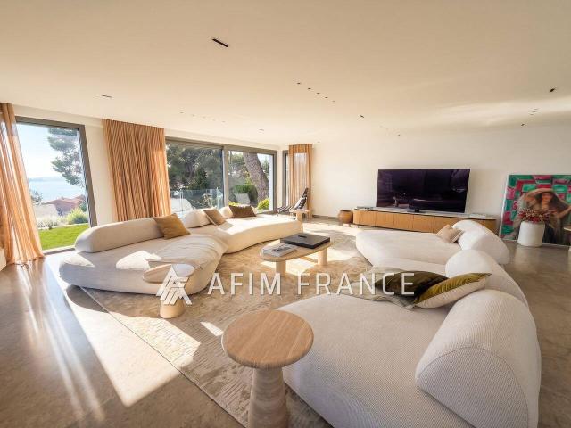 À seulement quelques pas de la plage, cette magnifique Villa b