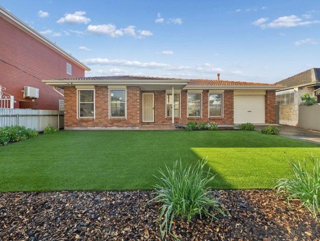 A short stroll from the sea, with possibilities to make it your own!