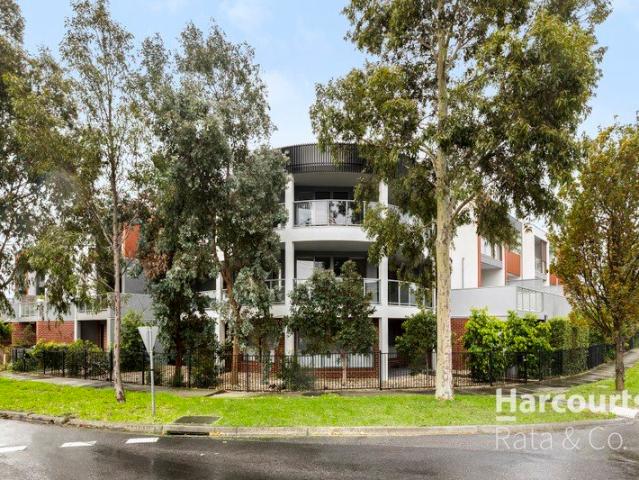 LUXURY LIVING ACROSS THREE LEVELS 38 SQUARES APPROX