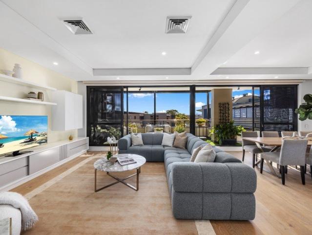 A showcase of space, light, and indoor/outdoor living Private penthouse