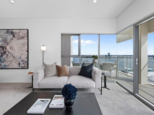 A Sky High Residence with River Views
