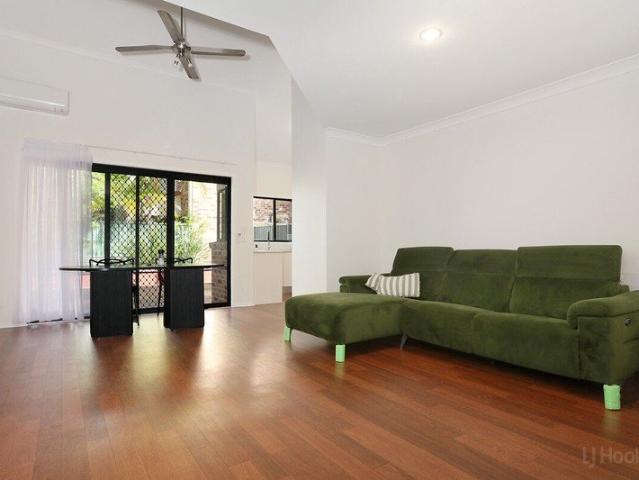 PRICE SLASHED! Vendor Meets The Market and Orders An Immediate Sale A Sleek Townhouse Set Within the Popular Cranbrook Complex