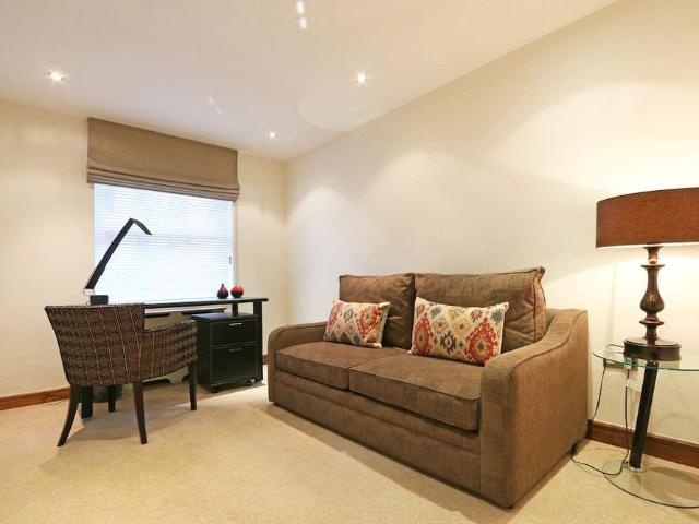 A smart and spacious three bedroom apartment of c.1322 sq ft situated on the second floor of this well run residential building that has 24 hour porterage and communal gardens. EPC rating: C