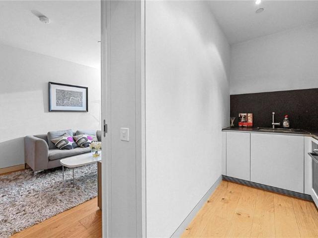 A smart studio apartment situated on the 6th floor in the highly desired Neo Bankside