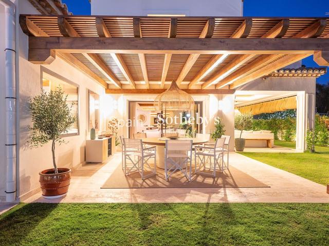 A solo 300 metros de la playa, esta villa contemporánea en C. 560m² Estepona