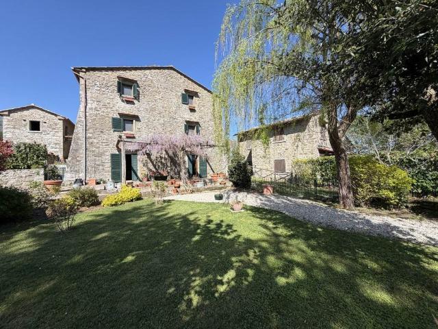 A soli 20 minuti dal centro storico, immerso nei monti e nei. 185m² Cortona