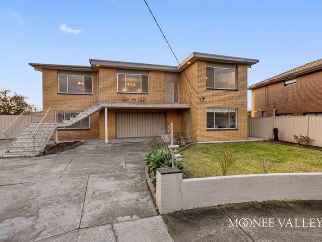 A Solid Family Home with Endless Potential in a Prime Court Location