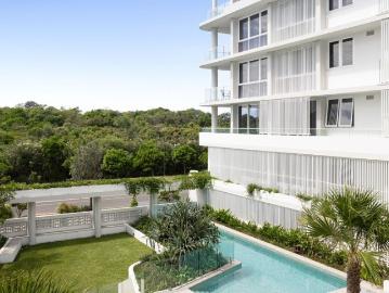 A Sophisticated Coastal Residence in the Heart of Bokarina Beach