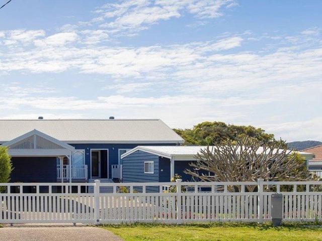 A Sophisticated Coastal Sanctuary with Flexible Living