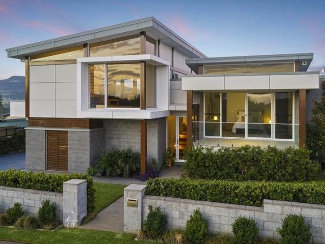 Elegant and Modern Coastal Residence with Panoramic Views in a Blue Ribbon Location
