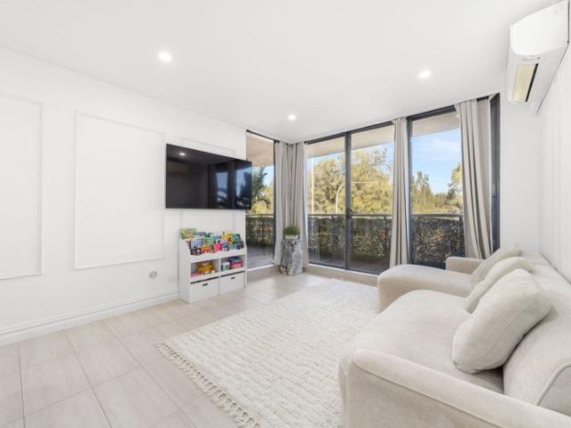 A Sophisticated Statement in Waterside Style