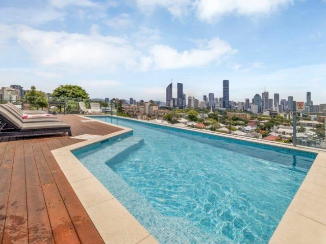 A Sought After Kangaroo Point Address Offering Exceptional Inner City Convenience!